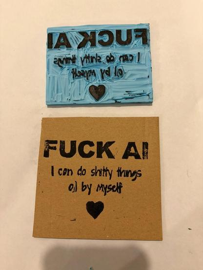 La plaque de gomme encrée, et une première impression sur un petit morceau de carton. Le résultat est assez approximatif.