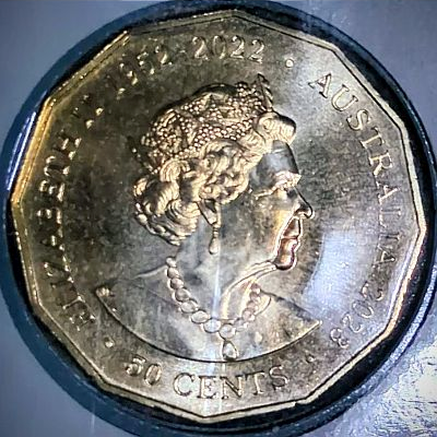 Commemorative 50c coin: Obverse of the coin: 6th crowned portrait of HM Queen Elizabeth II facing right, wearing the George IV State Diadem and the Victorian Coronation Necklace. Memorial dates.